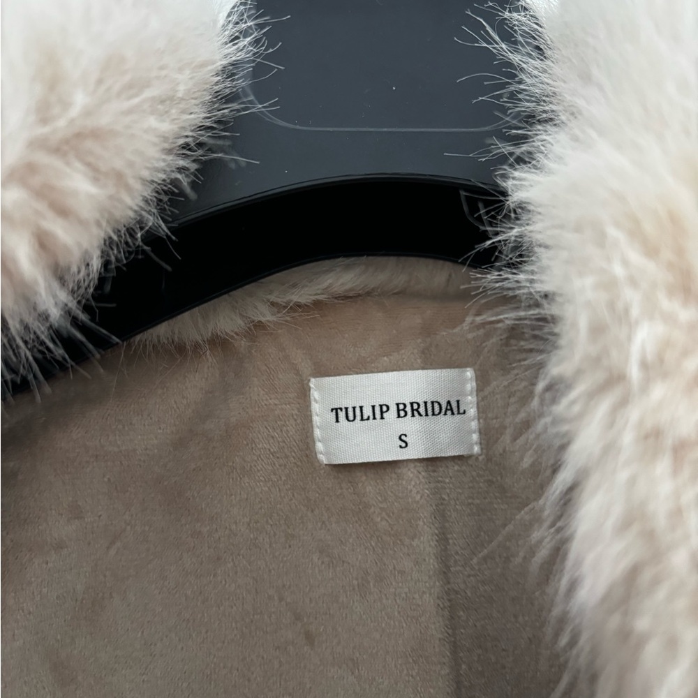 Elegant Cream Faux Fur Jacket - Picture 5 of 6